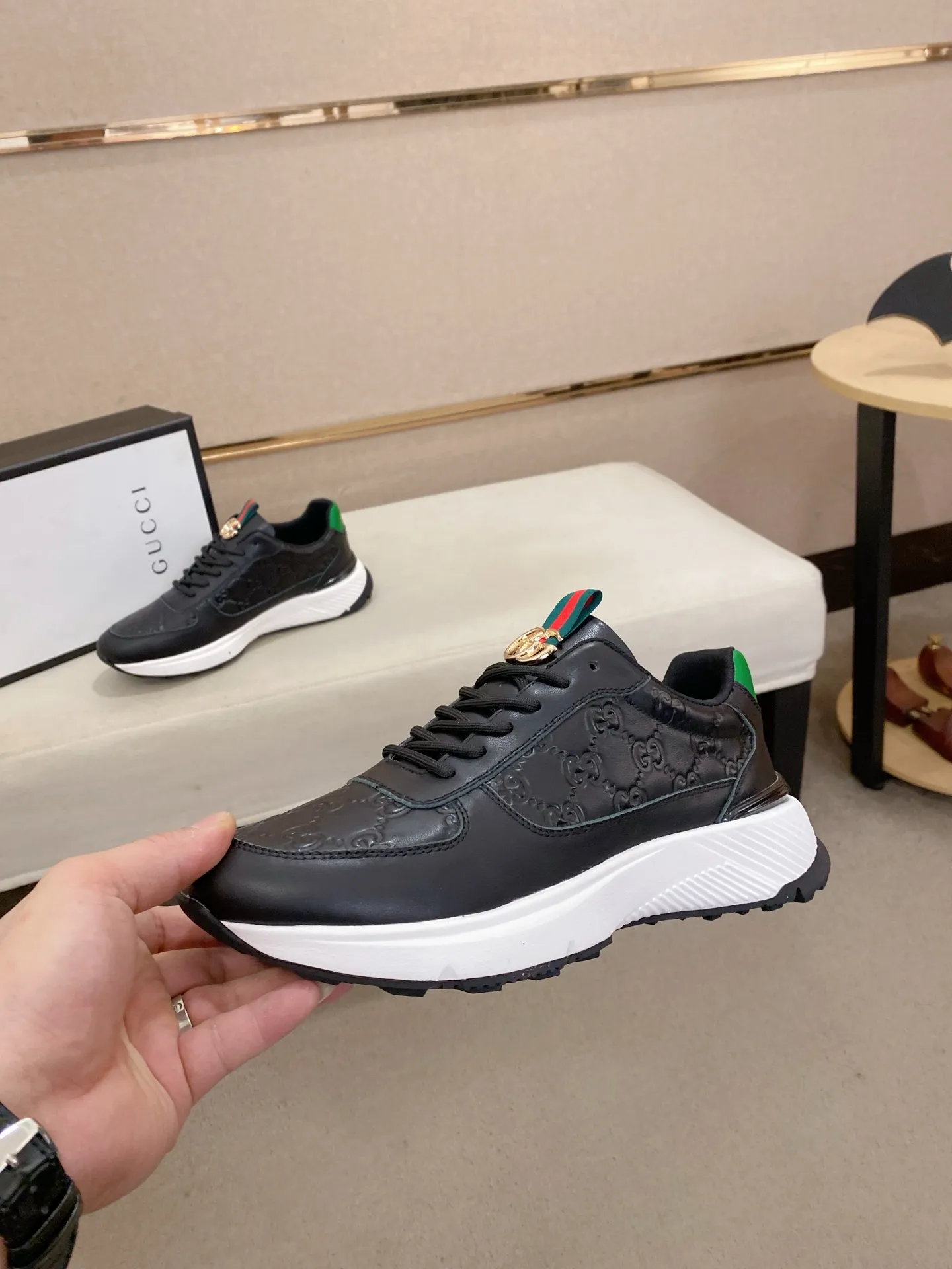 Men's shoes 💰 462💰The new GUCCI (Gucci) counters are launched simultaneously. The new men's shoes, 😘fabrics are selected from imported cowhide, and the lining is sheepskin lining. 👍🏿 High-end ☄️ air-cushion molded anti-slip rubber outsole, exquisite lines, simple and elegant, comfortable and high-end for leisure travel. Code number: 38 to 44 (45 can be customized and cannot be returned or exchanged)